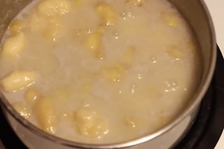 Além da kava, outras comidas tradicionais de Tonga incluem o pulu'lu (carne cozida em folhas de taioba com cebola e leite de coco) e o vai'siaine (sopa feita de banana e coco - foto).