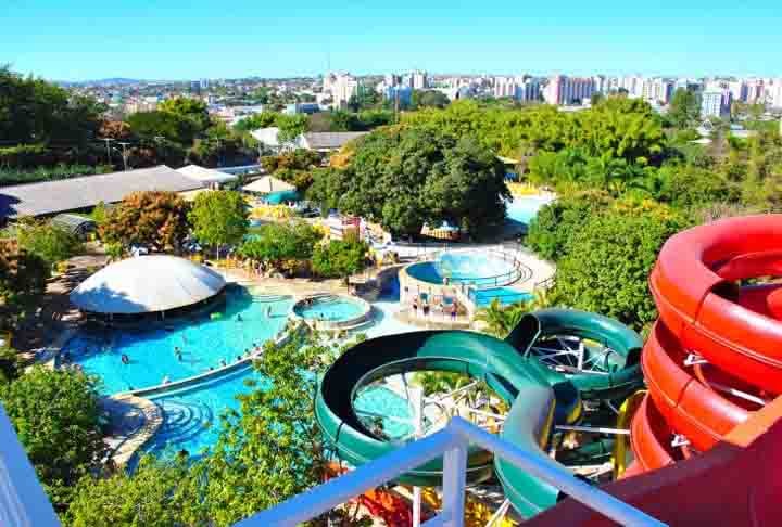 Caldas Novas - GO - Conhecida por suas fontes termais, a cidade tem vários parques aquáticos com piscinas de água quente ao ar livre, ideais para lazer e relaxamento.  A região, que também abrange outros parques de água aquecida, é considerada a maior estância hidrotermal do planeta, com uma vazão de 7,5 milhões de litros de água por hora. 