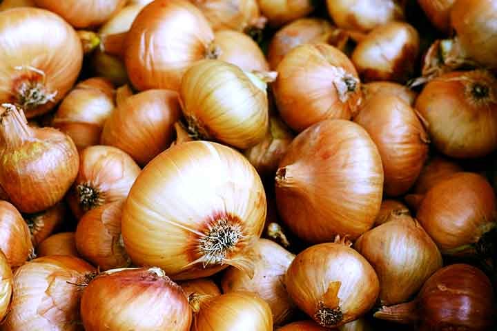 A cebola é um alimento que pode auxiliar a textura da pele e do cabelo através de seu consumo. Ela também é rica em N-acetilcisteína, um antioxidante vegetal que se converte em no aminoácido L-cisteína (componente da queratina).- Imagem de Couleur por Pixabay