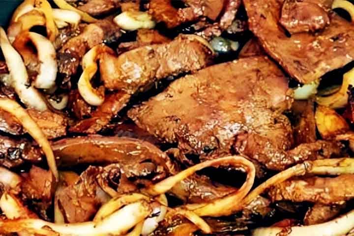 Apesar de não agradar a muitos paladares, o bife de fígado tem alta concentração de biotina, outra ótima fonte para aumentar a produção de queratina naturalmente.-Reprodução de Youtube