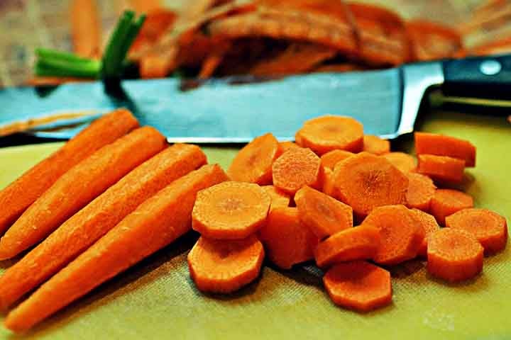 As cenouras também são ricas em provitamina A e vitamina C, que promove a síntese de colágeno e queratina que melhoram a saúde do cabelo, pele e unhas. -Imagem de ivabalk por Pixabay