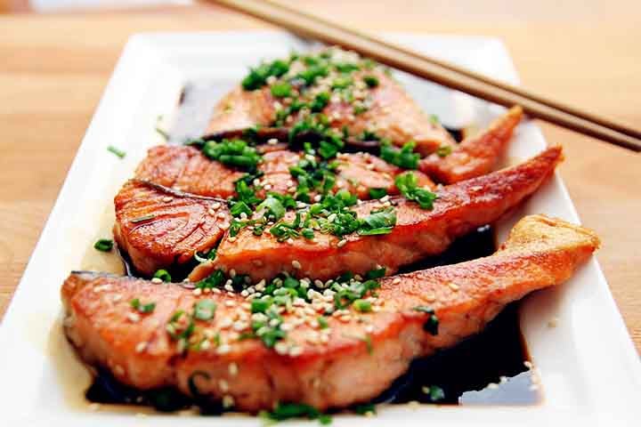 O salmão está repleto de proteína e também é fonte de biotina. Ele possui ácidos graxos ômega-3, um tipo de gordura saudável para o coração que demonstrou ajudar a melhorar o crescimento e a densidade do cabelo.-Imagem de Wow Phochiangrak por Pixabay