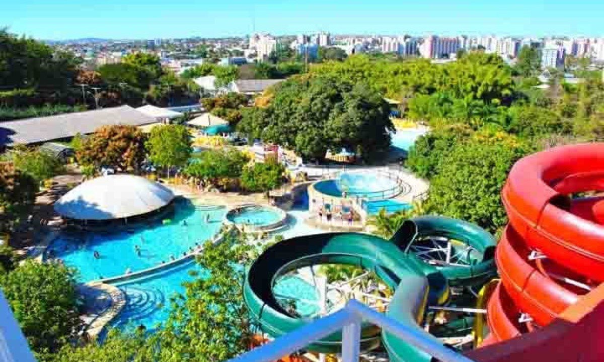 Caldas Novas - GO - Conhecida por suas fontes termais, a cidade tem v&aacute;rios parques aqu&aacute;ticos com piscinas de &aacute;gua quente ao ar livre, ideais para lazer e relaxamento.  A regi&atilde;o, que tamb&eacute;m abrange outros parques de &aacute;gua aquecida, &eacute; considerada a maior est&acirc;ncia hidrotermal do planeta, com uma vaz&atilde;o de 7,5 milh&otilde;es de litros de &aacute;gua por hora. 