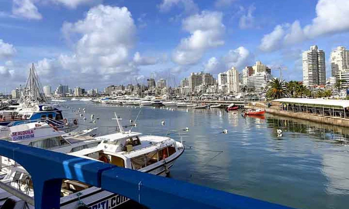 Punta del Este &eacute; conhecida como a Saint-Tropez do Uruguai, gra&ccedil;as &agrave;s suas belas praias, resorts sofisticados e clubes noturnos badalados