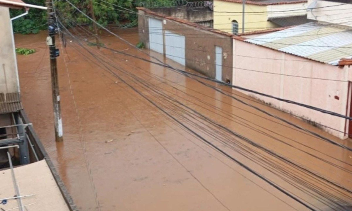 A Rua Coroa de Frade, no Bairro Mangueiras, foi tomada pela enxurrada enlameada nesta segunda-feira (24/3) -  (crédito: Reprodu&ccedil;&atilde;o/Redes sociais)