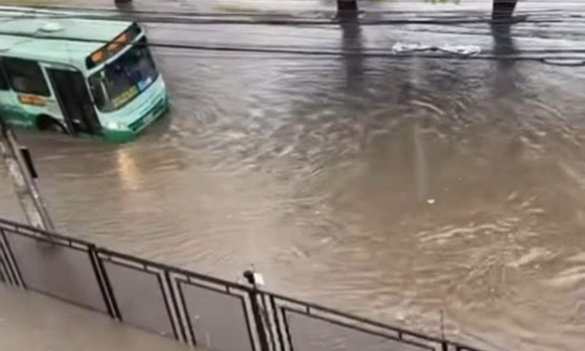 Publica&ccedil;&atilde;o no Instagram mostra situa&ccedil;&atilde;o da Rua Ant&ocirc;nio Eust&aacute;quio Piazza, no Bairro Tirol, Barreiro, com as fortes chuvas desta segunda-feira (24/3) -  (crédito: Reprodu&ccedil;&atilde;o redes sociais)