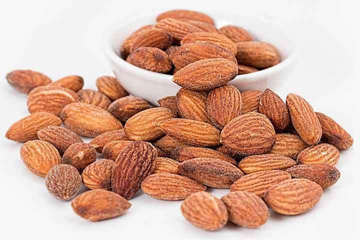 A biotina também pode ser encontrada em sementes de abóbora, amêndoas, avelãs e cereais integrais, que ajudam a  fortalecer unhas e cabelos.-Imagem de Steve Buissinne por Pixabay