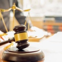 Mãe julgada por não ter protegido o filho é condenada a 8 anos de prisão - Jurinews