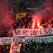 Polícia prende sete pessoas que fizeram saudação nazista em estádio - No Ataque Internacional
