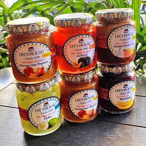 Quando o assunto são produtos saudáveis, outro que vem à tona e gera discussão são os doces sem açúcar. Eles podem ser uma opção dentro de uma dieta equilibrada, mas não são necessariamente mais saudáveis do que doces com açúcar.