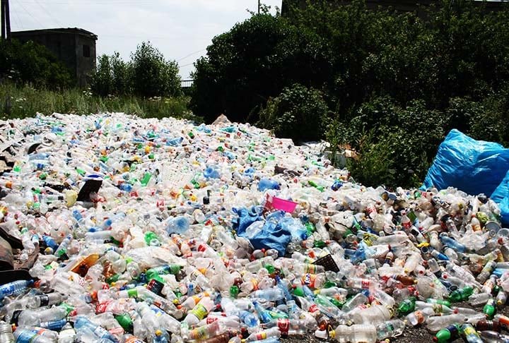 Afinal, as sacolas plásticas  levam pelo menos 200 anos para se degradar, além de trazerem diversos transtornos. Entre eles, entupir passagens de água nos córregos e bueiros, o que acarreta no acúmulo de retenção de lixos, o que aumenta as enchentes. 