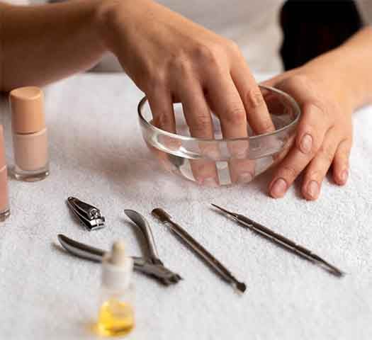 Sem essa proteína, os sinais são logo notados. Como a perda de densidade dos cabelos, assim como as unhas começam a descamar, soltar lascas, se quebram com facilidade e toda sua estrutura fica mole. - Imagem Freepik