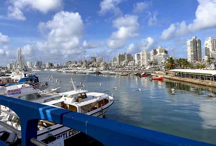 Punta del Este Ã© conhecida como a St. Tropez do Uruguai, graÃ§as Ã s suas belas praias, resorts fabulosos e clubes noturnos sofisticados. O nome significa e descreve o lugar. A pontinha da penÃ­nsula marca a divisÃ£o entre o Oceano AtlÃ¢ntico (o mar aberto) e o Rio da Prata (a baÃ­a).