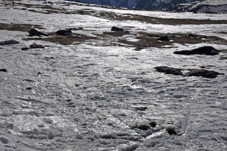 Os pesquisadores destacam que as manchas de gelo, ao contrário das geleiras, acumulam gelo de forma lenta e contínua, preservando materiais como pólen, carvão e macrofósseis. 