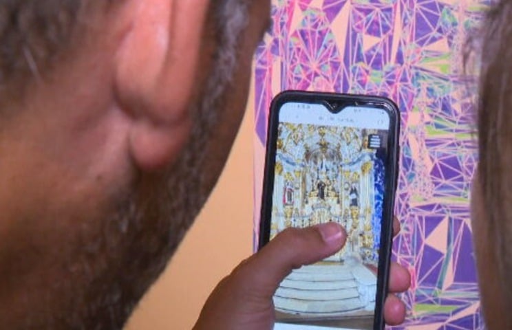 Em uma experiência de 15 minutos, ando por três estações, o público foi apresentado às obras de Aleijadinho pelo próprio artista, graças ao uso de óculos de realidade virtual. A exposição celebrou oito anos de fundação do Museu de Congonhas. 