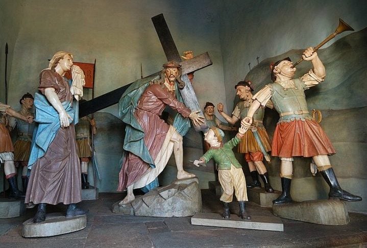 A temática das pinturas e esculturas era de predominância cristã, calcada na tradição da arte sacra. 