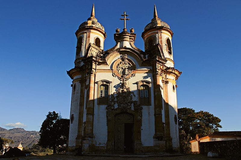 Em Ouro Preto está, por exemplo, a Igreja de São Francisco de Assis, concebida por Aleijadinho em 1766. 