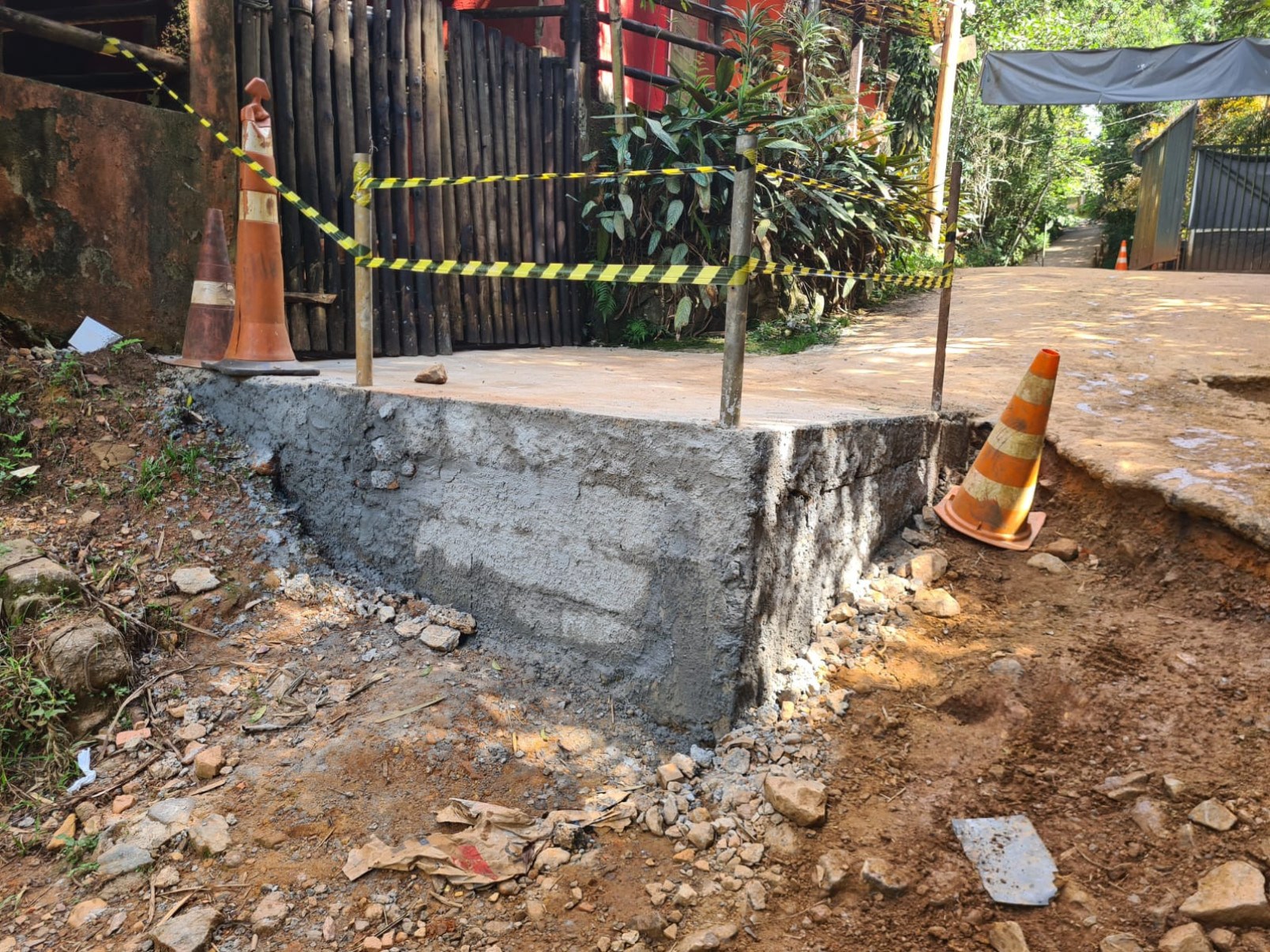 A construção, de aproximadamente 2m², está em uma distância inferior a 30 metros da borda da calha do leito do córrego Morumbé, área de preservação permanente
