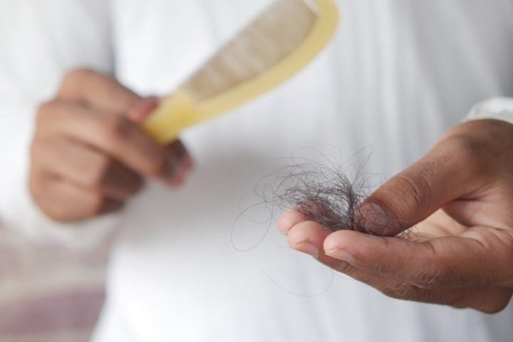 Naturalmente produzida na pele, unhas e cabelos, a queratina também pode ser encontrada na forma sintética, sendo usada no tratamento capilar na forma líquida, em máscaras, pomadas ou loções.-pexels/Towfiqu barbhuiya