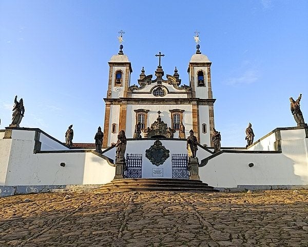 Mas é em Congonhas, distante pouco mais de 50 km de Ouro Preto, que está o conjunto do Santuário do Bom Jesus de Matosinhos, com as esculturas dos 12 Profetas e os Seis os da Paixão de Cristo. Ambos construídos pela oficina de Aleijadinho.
