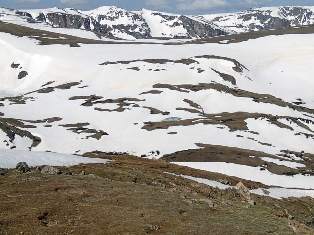 Os autores alertam que as mudanÃ§as no ecossistema podem ter impactos significativos, como a reduÃ§Ã£o da neve em altitudes elevadas, afetando o fornecimento de Ã¡gua para irrigaÃ§Ã£o e energia elÃ©trica. 