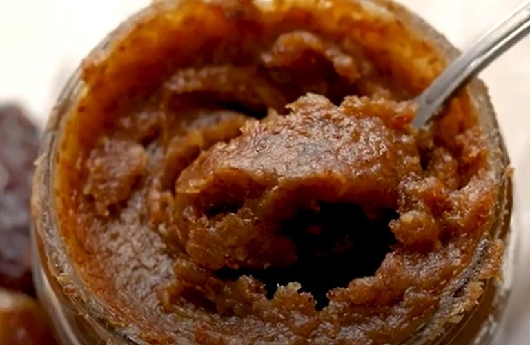 Você também pode fazer pastas de tâmaras, que podem ser usadas como recheio ou complemento em diversas receitas, tanto doces quanto salgadas.