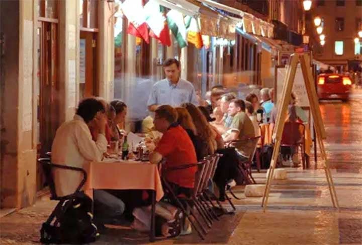 Portugal: Atualmente com cerca de 10,3 milhões de habitantes, enfrenta um déficit demográfico devido a baixas taxas de natalidade e emigração, afetando a economia e a estrutura social.
