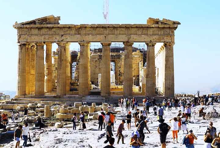 Grécia: Com uma população de aproximadamente 10,4 milhões, a crise econômica contribuiu para a diminuição da população, com jovens emigrando em busca de melhores oportunidades.