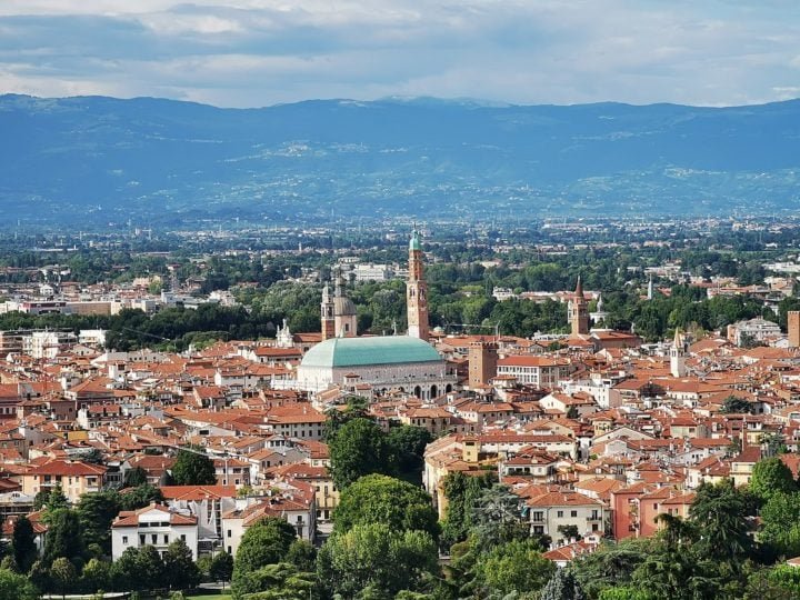 Itália: Com uma população de aproximadamente 59 milhões, o país registra baixas taxas de natalidade e enfrenta desafios relacionados ao declínio populacional.
