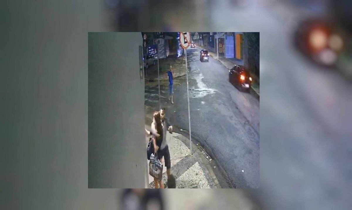 Assaltante dá um golpe no pescoço de uma mulher para assaltá-la, acompanhado de um comparsa, no Bairro Serra, em Belo Horizonte (MG) -  (crédito: Câmera de segurança/Reprodução)