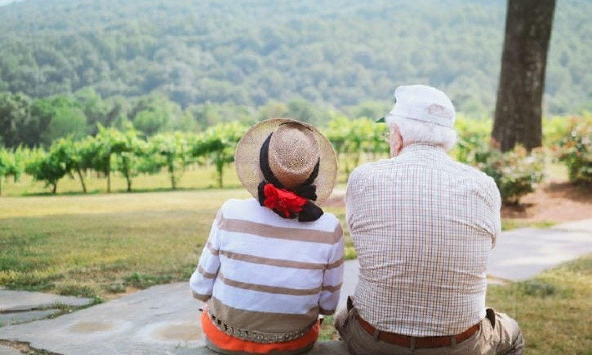 Fatores como baixas taxas de natalidade, envelhecimento populacional e emigração contribuem para essa tendência.Veja alguns países que estão passando por essa realidade: