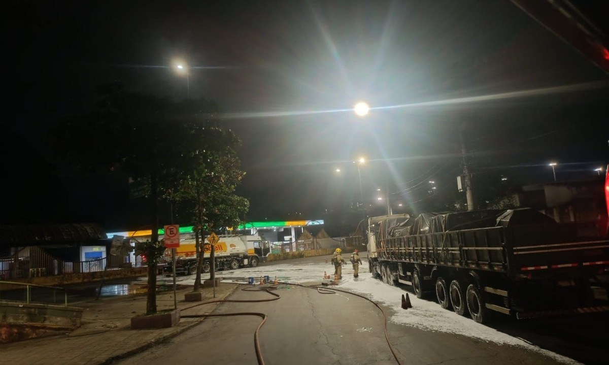 Avenida Eugênio Pacceli, em Contagem, ficará interditada até que risco de explosão seja contido e transbordo da carga seja feito -  (crédito: Transcon / Divulgação)
