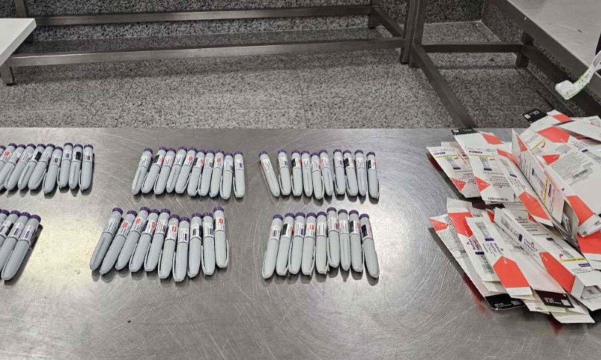 Medicamentos estavam na bagagem da mulher que foi abordada pela fiscalização da alfândega do aeroporto -  (crédito: Receita Federal/Divulgação)