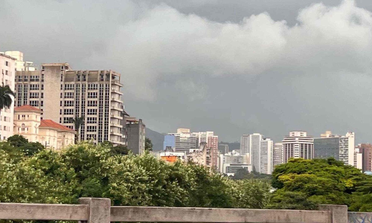 Terça-feira (25) será de céu nublado a parcialmente nublado com chuvas em BH -  (crédito: Edesio Ferreira/EM/D.A Press)
