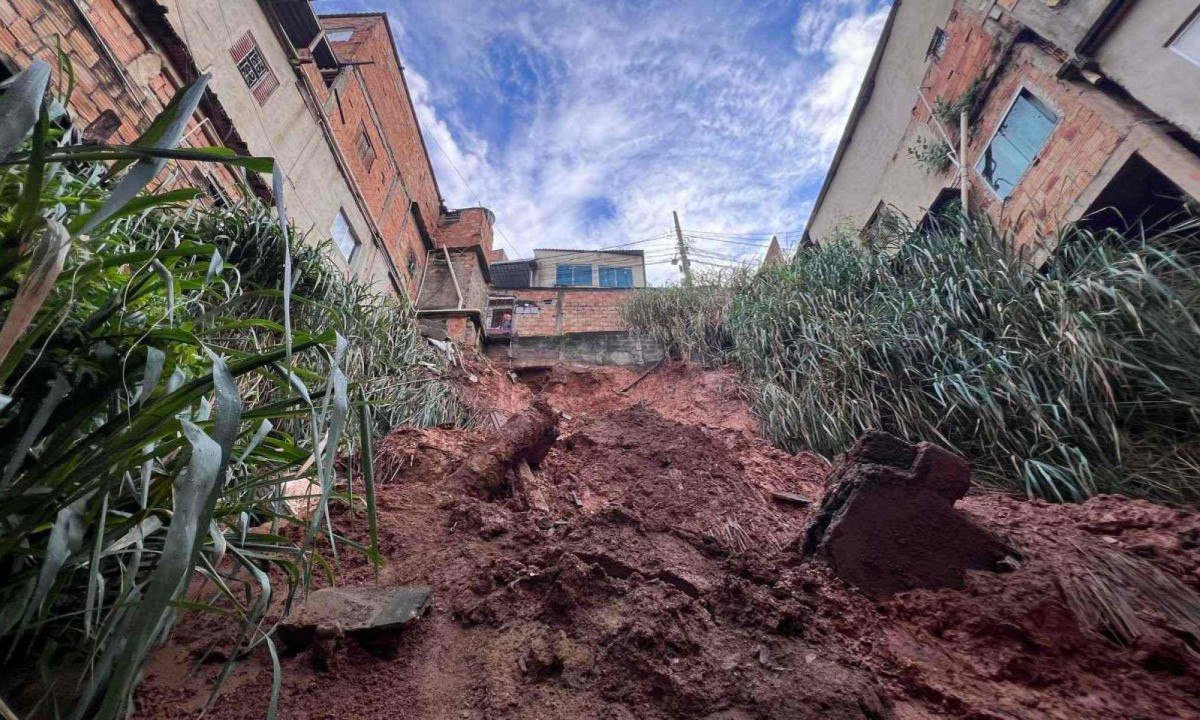 Quatro casas ficaram isoladas após o deslizamento -  (crédito: Edésio Ferreira/EM/D.A. Press)