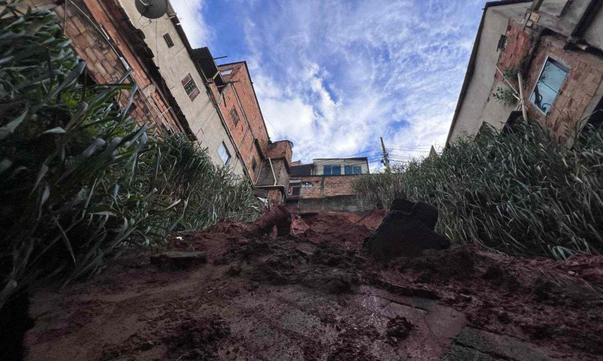 Quatro casas ficaram isoladas após o deslizamento-Edésio Ferreira/EM/D.A. Press