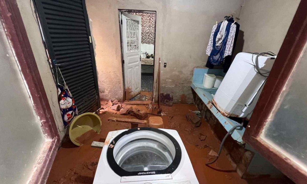 Quatro casas ficaram isoladas após o deslizamento-Edésio Ferreira/EM/D.A. Press