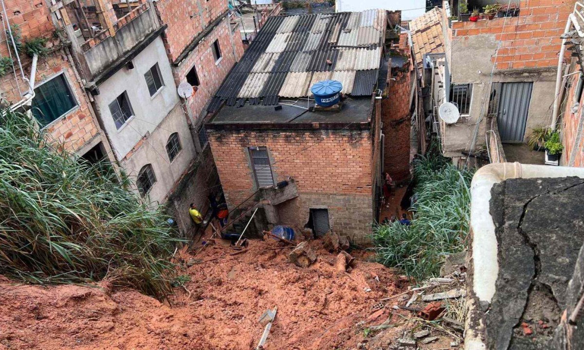 Deslizamento de terra isolou duas residências e quatro moradores no Aglomerado da Serra -  (crédito: Edésio Ferreira/EM/D.A. Press)