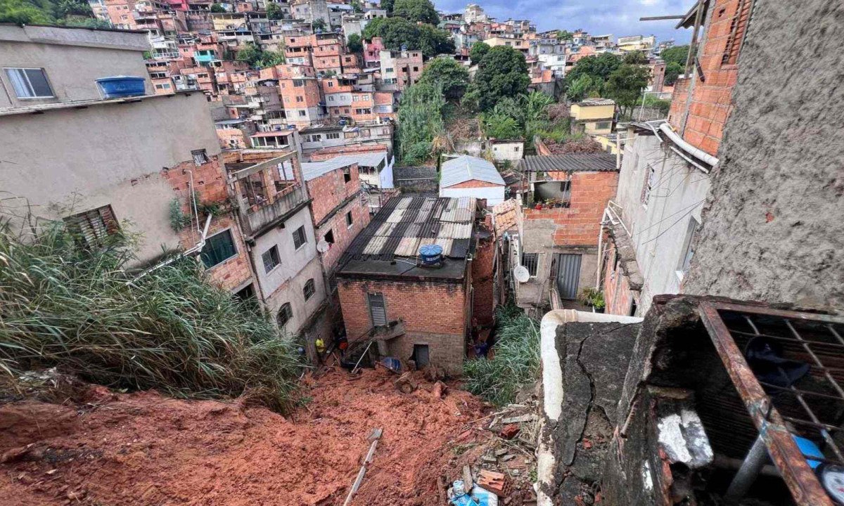 Quatro casas ficaram isoladas após o deslizamento-Edésio Ferreira/EM/D.A. Press