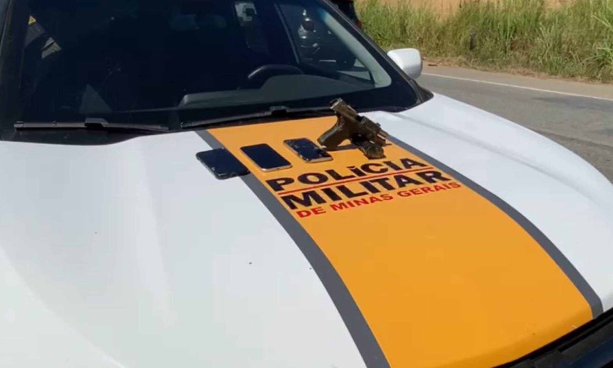Polícia apreendeu uma arma de fogo e três celulares em operação policial na BR-259 -  (crédito: PMMG/Divulgação)