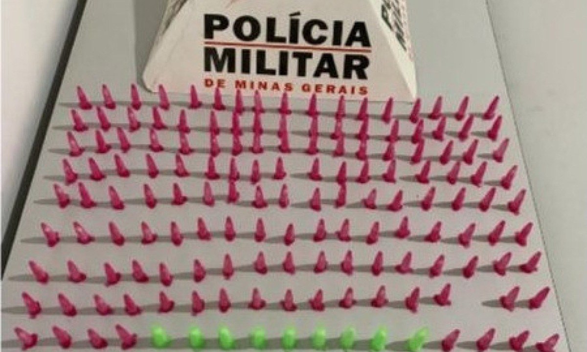 Ao todo, polícia apreendeu 152 pinos de cocaína com tio da criança -  (crédito: PMMG/Divulgação)