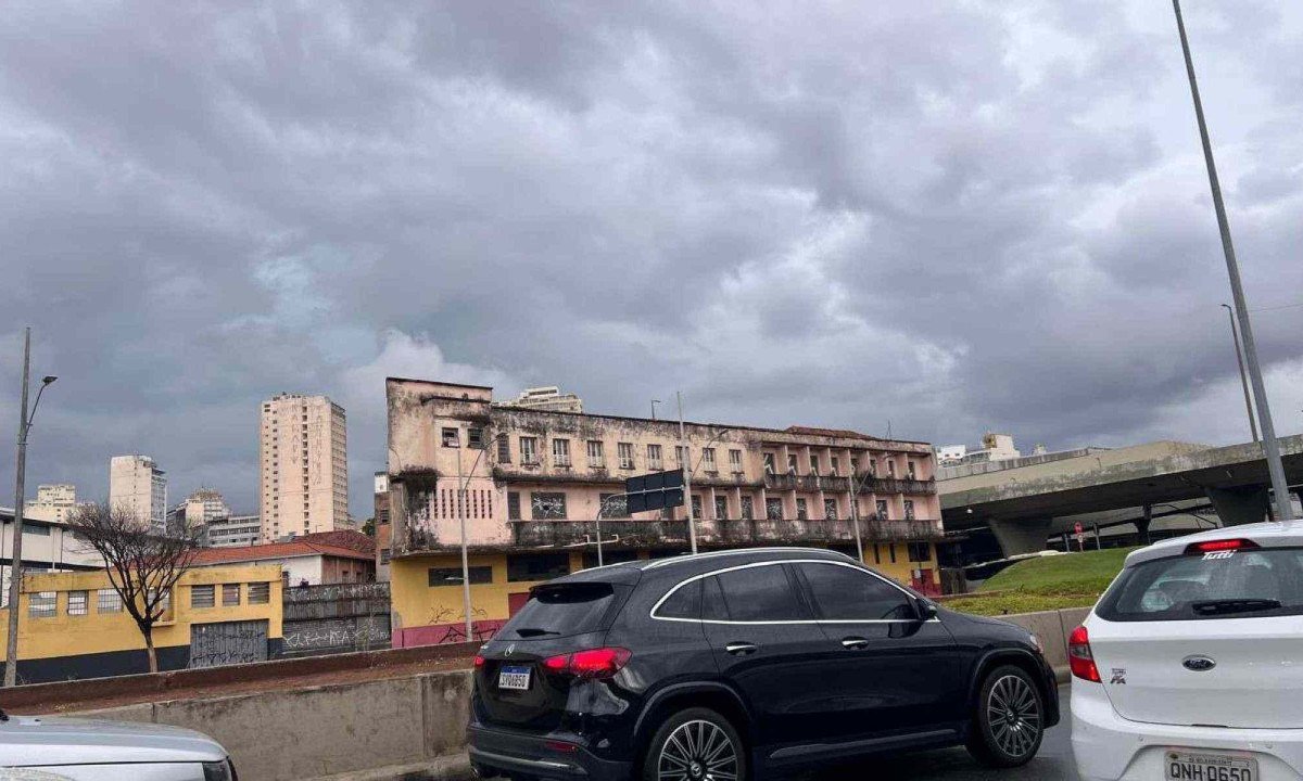As Regi&otilde;es Noroeste, Oeste e Barreiro de Belo Horizonte est&atilde;o sob alerta de risco geol&oacute;gico forte at&eacute; este domingo (30/3) -  (crédito: Edesio Ferreira/EM/D.A Press)