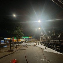 Vazamento de combustível de caminhão-tanque interdita avenida em Contagem - Transcon / Divulgação
