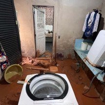 Veja como ficaram casas atingidas por terra no Aglomerado da Serra em BH - Edésio Ferreira/EM/D.A. Press
