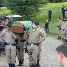PMs homenageiam soldado morto com um minuto de sirenes ligadas - Reprodução/SBT/Alterosa