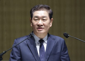 Han Jong-hee falando na reunião geral anual da empresa no Centro de Convenções de Suwon em Suwon, em 19 de março de 2025 -  (crédito: YONHAP / AFP)