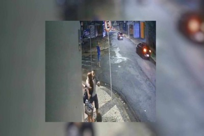 Assaltante dá um golpe no pescoço de uma mulher para assaltá-la, acompanhado de um comparsa, no Bairro Serra, em Belo Horizonte (MG) -  (crédito: Câmera de segurança/Reprodução)