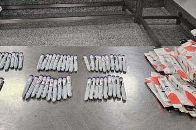 Medicamentos estavam na bagagem da mulher que foi abordada pela fiscalização da alfândega do aeroporto -  (crédito: Receita Federal/Divulgação)