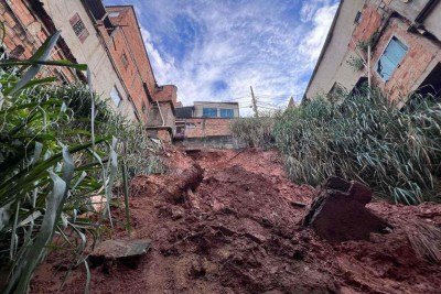Quatro casas ficaram isoladas após o deslizamento -  (crédito: Edésio Ferreira/EM/D.A. Press)