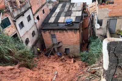 Quatro casas ficaram isoladas após o deslizamento -  (crédito: Edésio Ferreira/EM/D.A. Press)